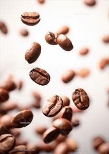 تصویر با کیفیت دانه های قهوه در هوا